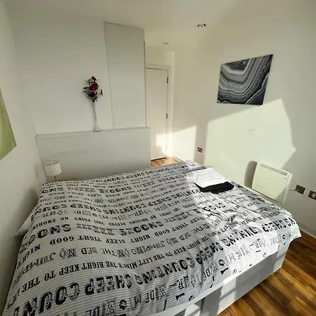 Spacious 2 Bedroom Flat Stunning Waterside View Manchester Exterior photo
