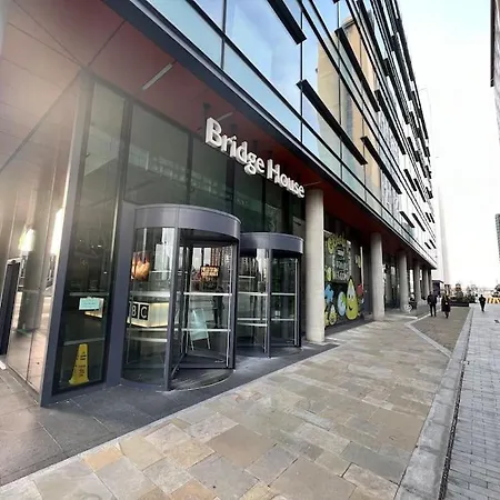 Spacious 2 Bedroom Flat Stunning Waterside View Manchester Exterior photo