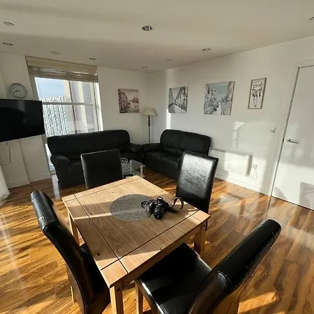 Spacious 2 Bedroom Flat Stunning Waterside View Manchester Exterior photo