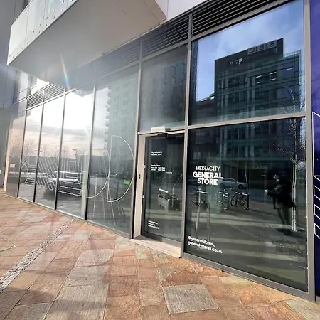 Spacious 2 Bedroom Flat Stunning Waterside View Manchester Exterior photo