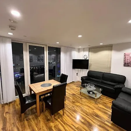 Spacious 2 Bedroom Flat Stunning Waterside View Manchester Exterior photo