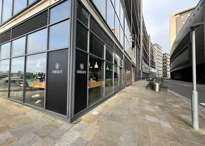 Spacious 2 Bedroom Flat Stunning Waterside View