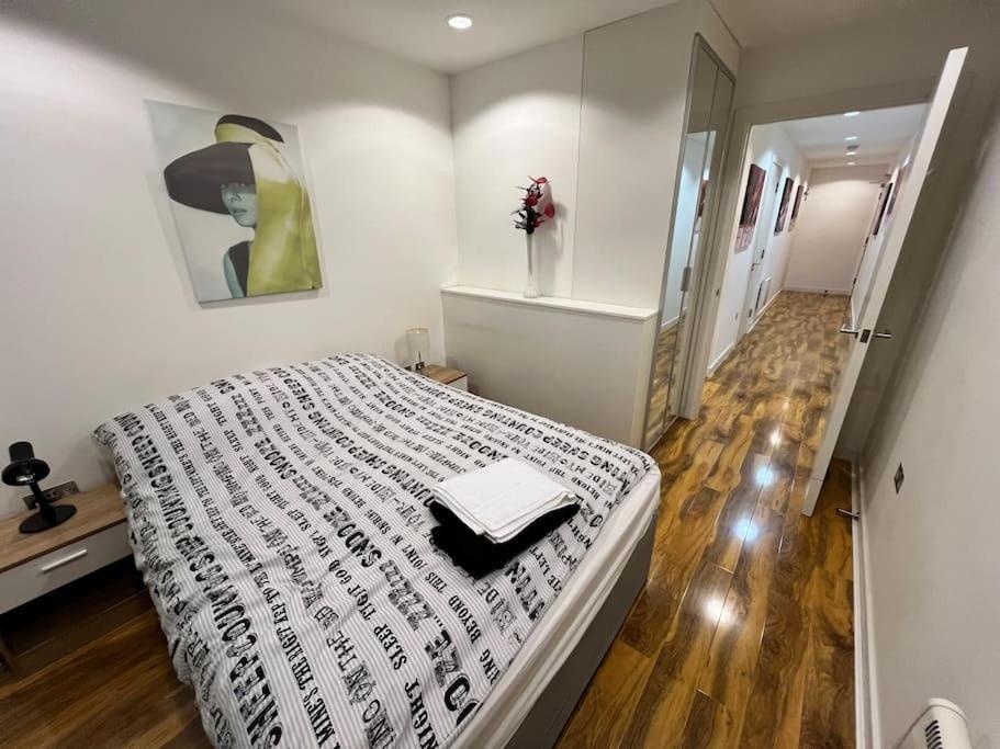 Spacious 2 Bedroom Flat Stunning Waterside View *
