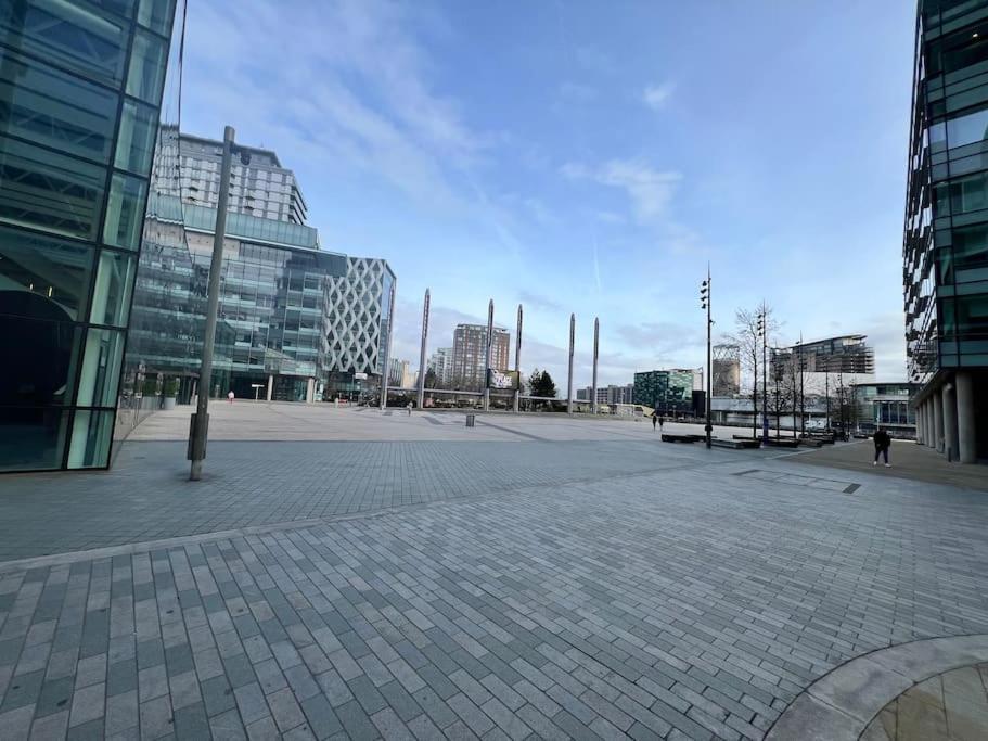 Spacious 2 Bedroom Flat Stunning Waterside View * Manchester