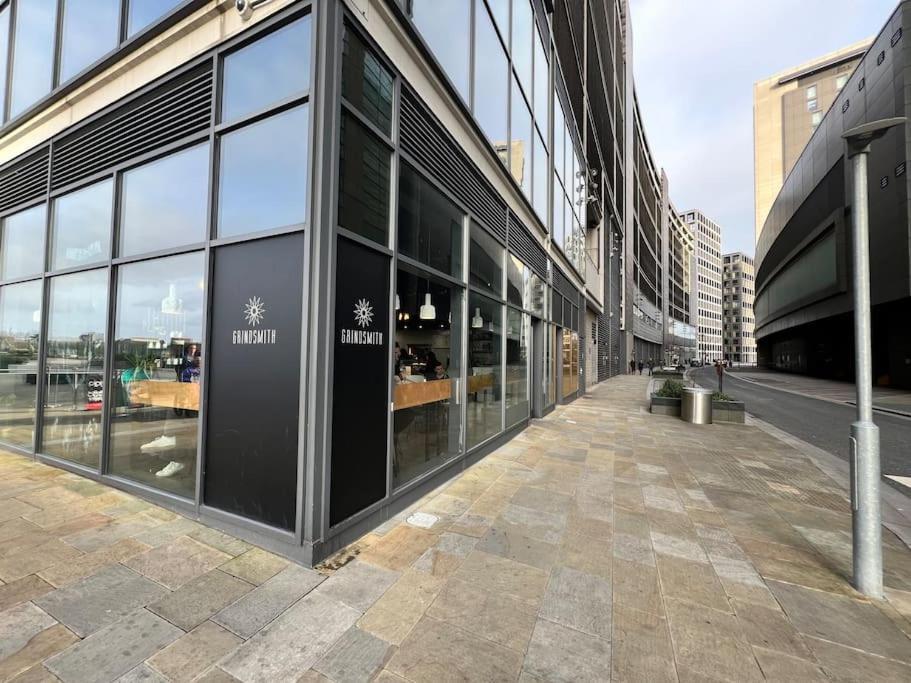Spacious 2 Bedroom Flat Stunning Waterside View Apartment Manchester
