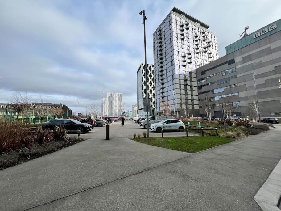 Spacious 2 Bedroom Flat Stunning Waterside View Apartment Manchester