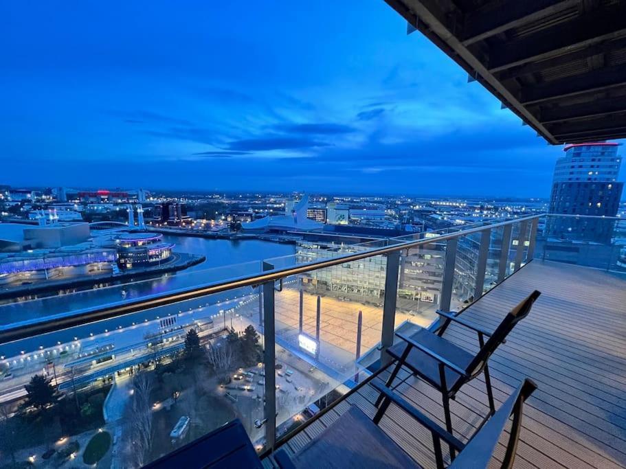 Spacious 2 Bedroom Flat Stunning Waterside View Apartment