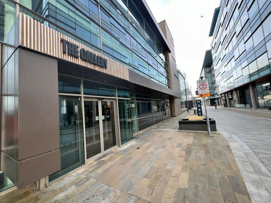 Spacious 2 Bedroom Flat Stunning Waterside View Apartment Manchester