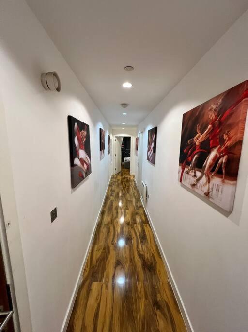 Spacious 2 Bedroom Flat Stunning Waterside View Apartment Manchester