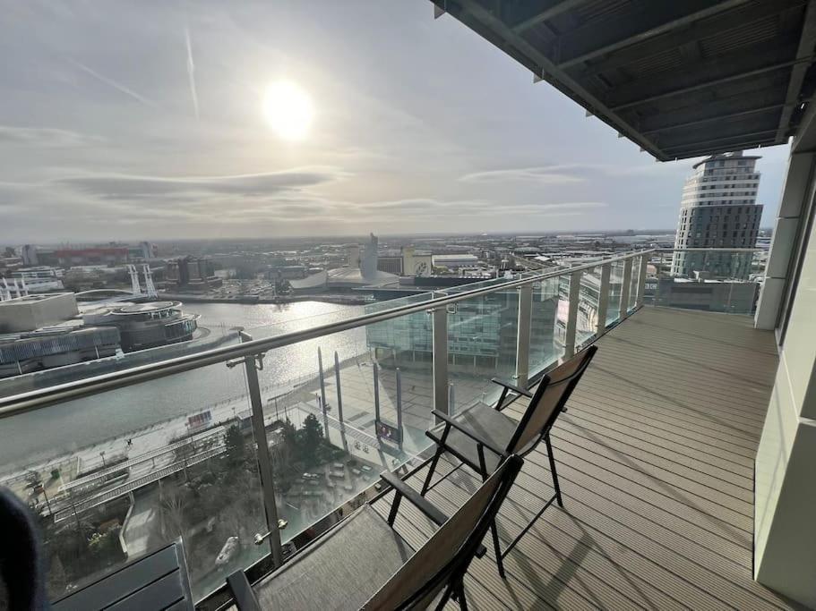 Spacious 2 Bedroom Flat Stunning Waterside View Apartment