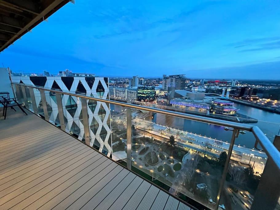 Spacious 2 Bedroom Flat Stunning Waterside View Apartment