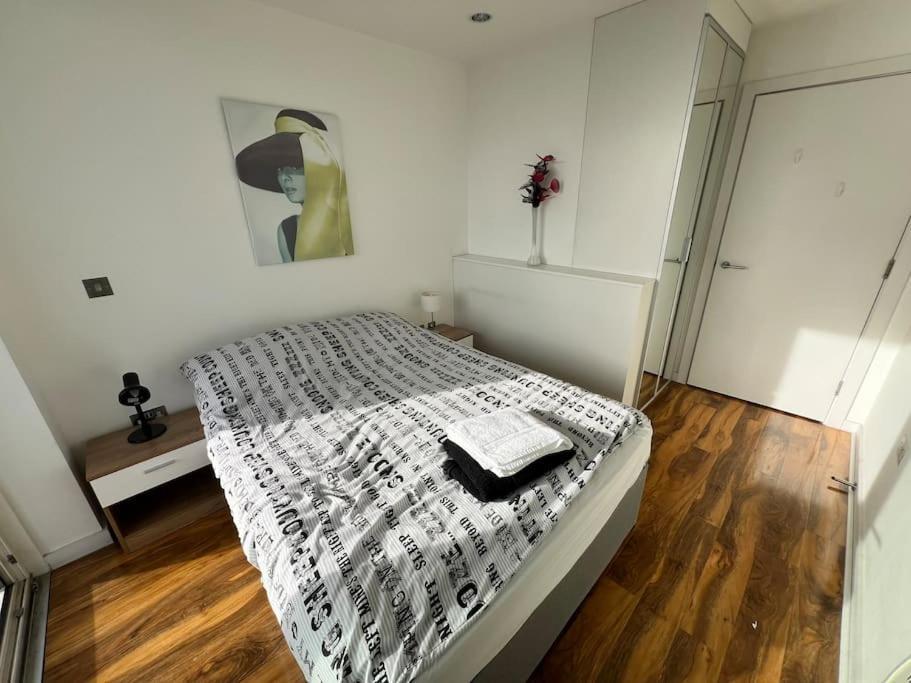 Spacious 2 Bedroom Flat Stunning Waterside View Apartment Manchester