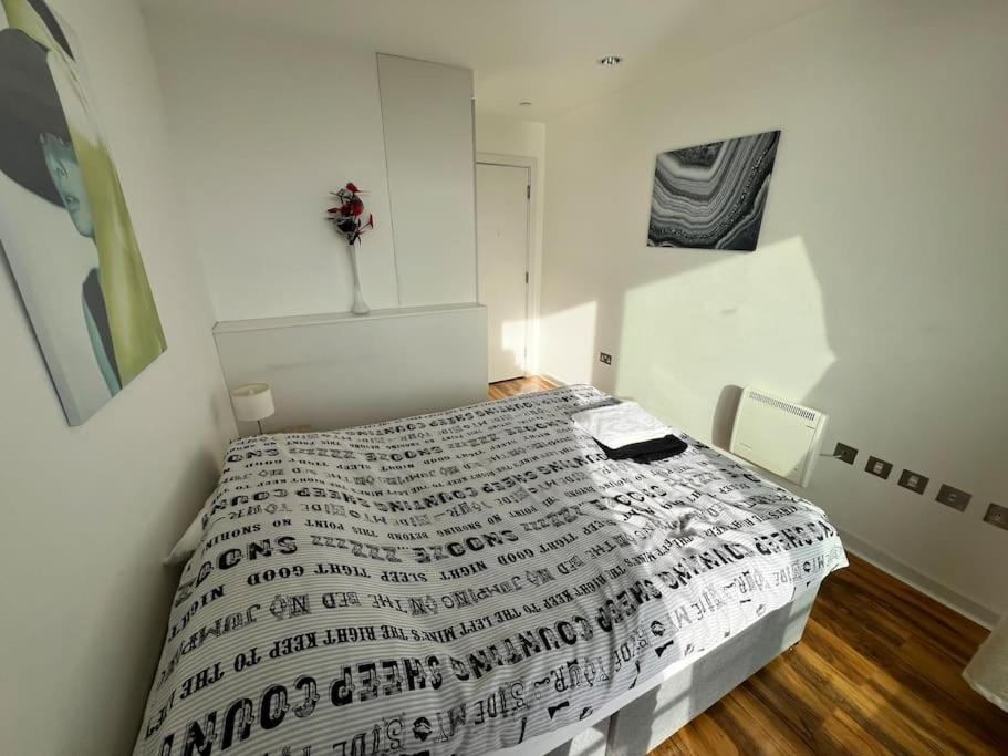 Spacious 2 Bedroom Flat Stunning Waterside View Apartment Manchester