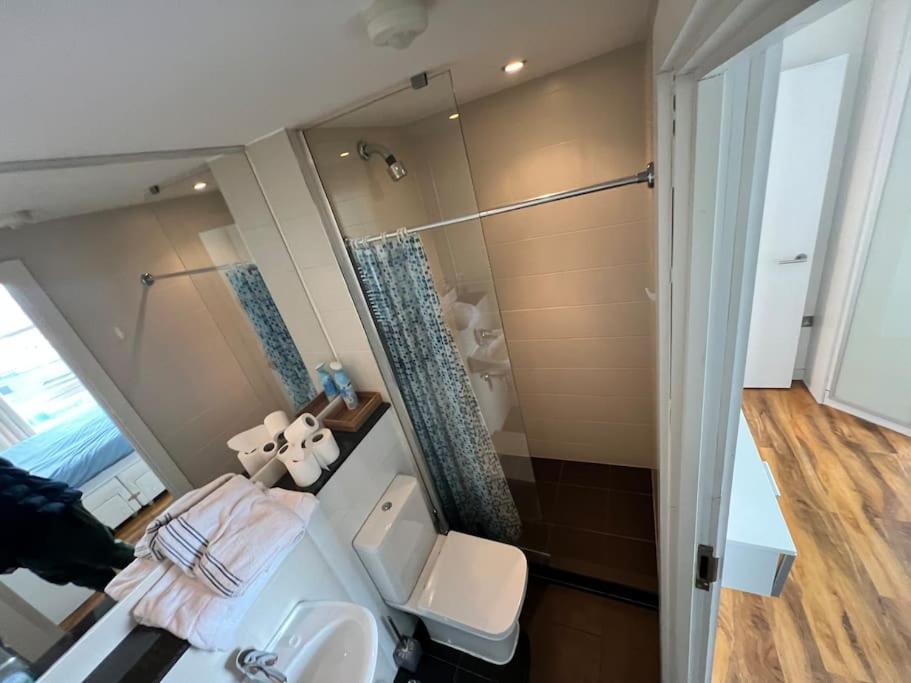Spacious 2 Bedroom Flat Stunning Waterside View Apartment Manchester