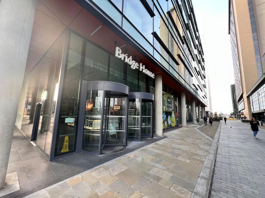 Spacious 2 Bedroom Flat Stunning Waterside View Apartment *