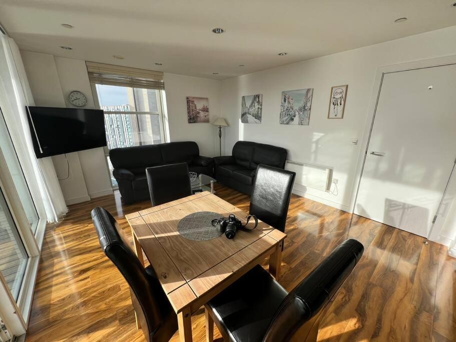 Spacious 2 Bedroom Flat Stunning Waterside View Apartment