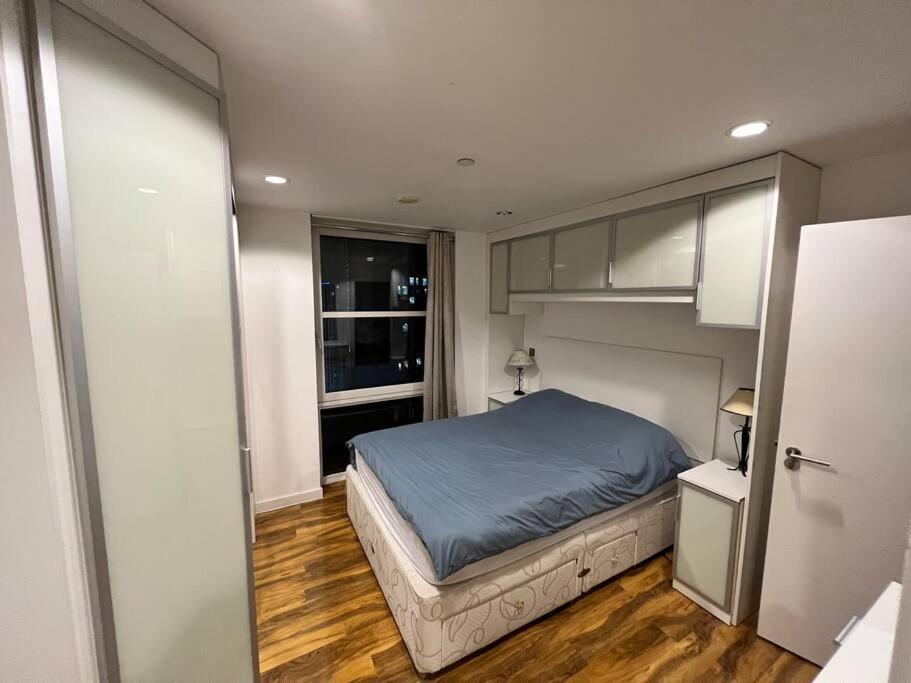 Spacious 2 Bedroom Flat Stunning Waterside View Apartment
