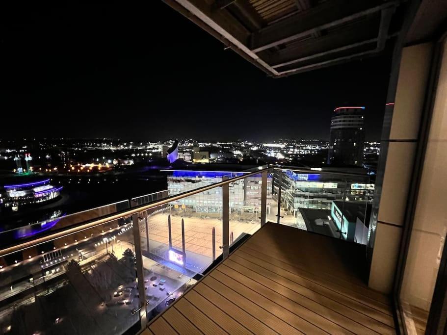 Spacious 2 Bedroom Flat Stunning Waterside View Apartment *