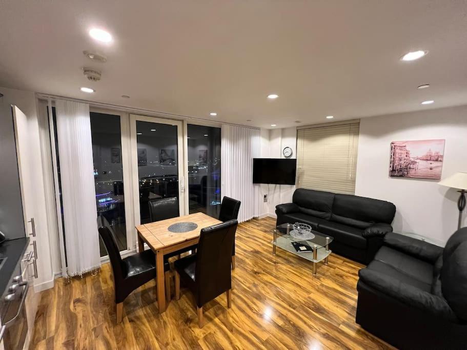 Spacious 2 Bedroom Flat Stunning Waterside View Apartment Manchester